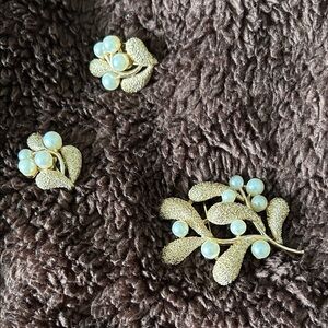 Elegant Vintage Gold and Pearl Brooch and Clip Earring Set